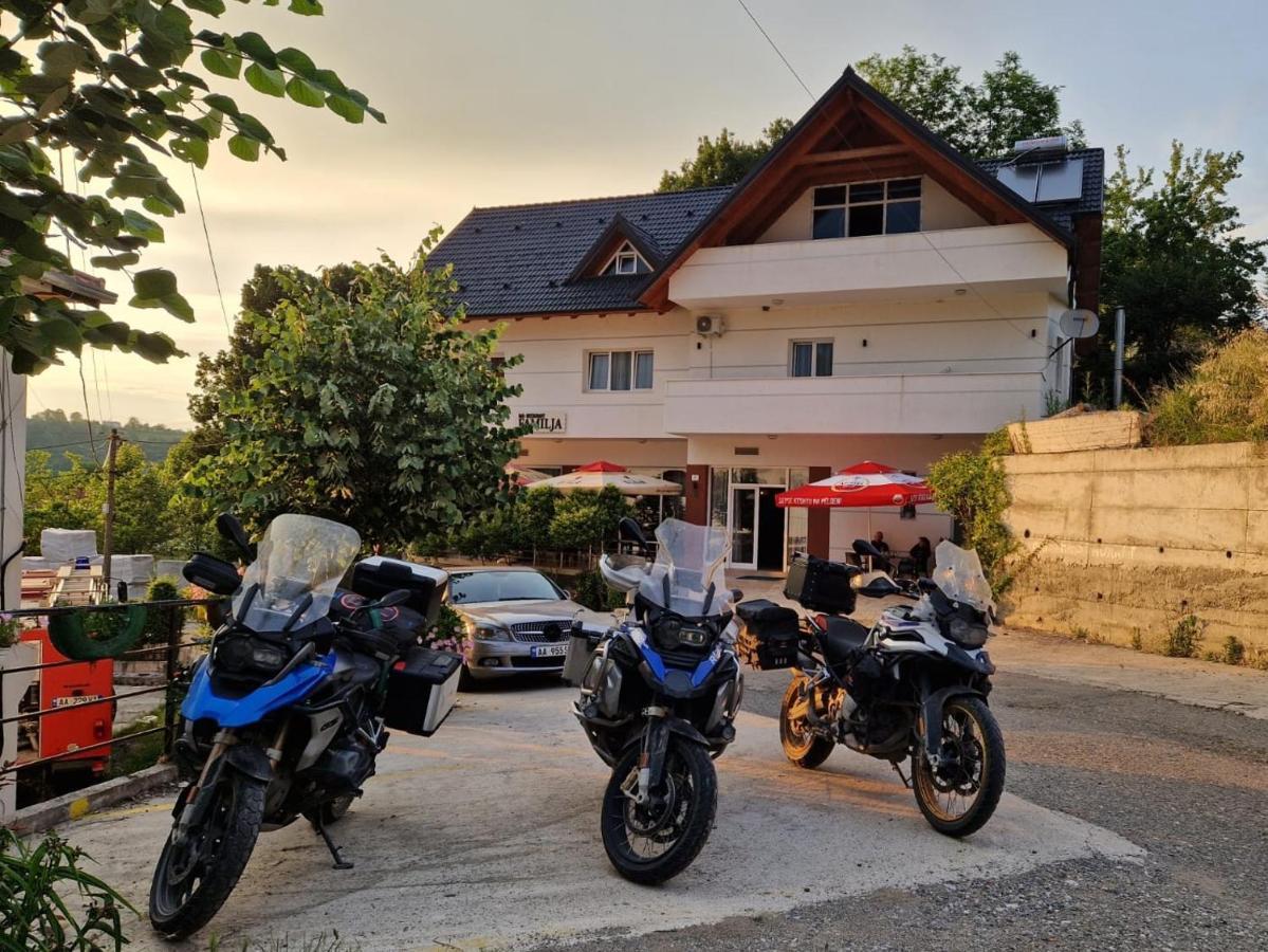 Bar-Restaurant-Hotel-Familja Klos Exterior photo